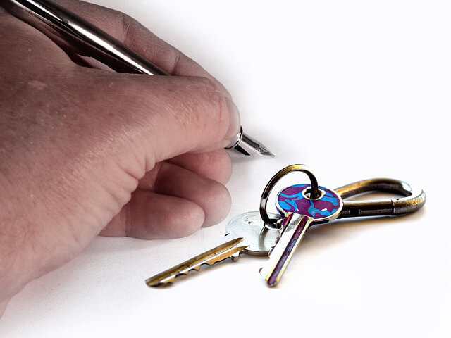 Как правильно сдать квартиру в аренду самостоятельно. Рука с ключами.