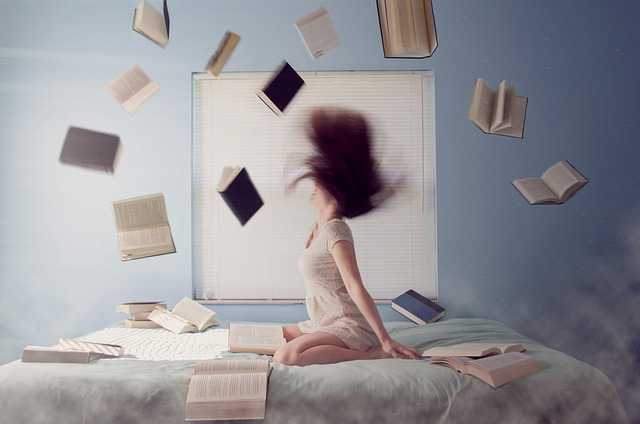 приватизация комнаты в коммунальной квартире , девушка раскидывает книги