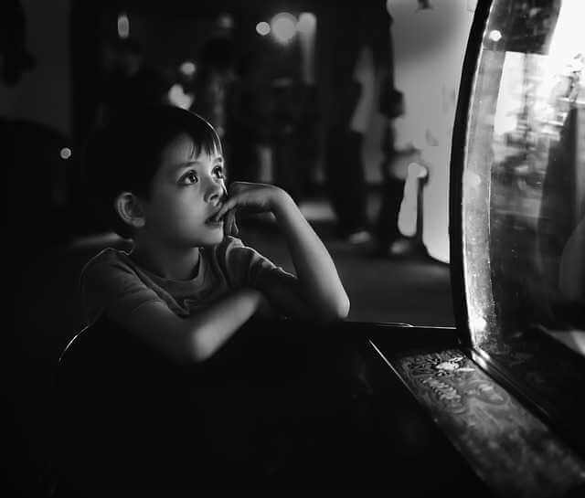 Лишение родительских прав отца после развода, ребенок смотрит в окно